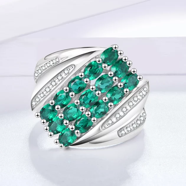 Vintage Green Round Cut Emerald Ring in Sterling Silver.