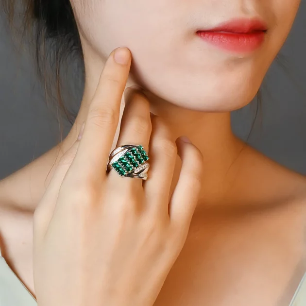 Vintage Green Round Cut Emerald Ring in Sterling Silver.