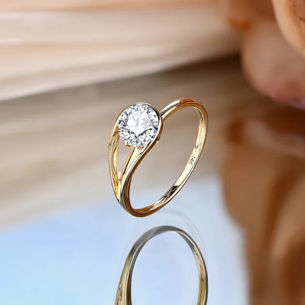 Sophisticated Round Cut Moissanite Ring in Pure Gold CALLIENTO